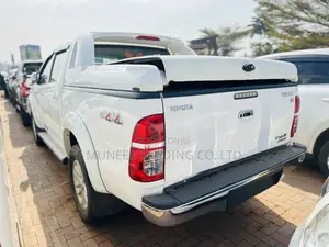 Toyota Hilux SR 4x4 2013 White
