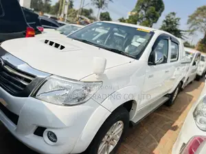 Toyota Hilux SR 4x4 2013 White