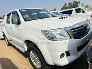 Toyota Hilux SR 4x4 2013 White