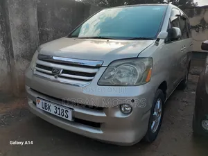 Photo - Toyota Noah 2007 Gold