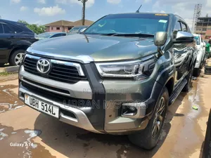 Photo - Toyota Hilux 2017 Gray