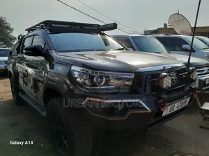 Photo - Toyota Hilux 2018 Green