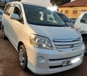 Photo - Toyota Noah 2006 White