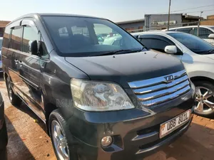 Photo - Toyota Noah 2006 Gray