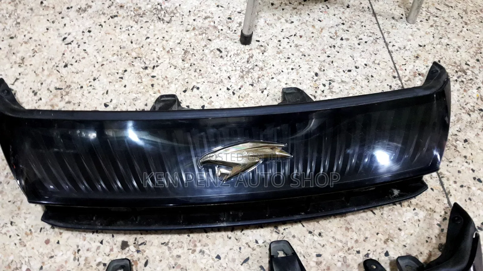 Harrier Hybrid 2016 Grill With Removable Logo
