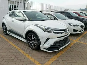Photo - Toyota C-HR XLE Prermium FWD (2.0L 4cyl 2AM) 2018 White