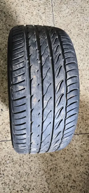 Photo - 235/35r19 Used FRD Tyre