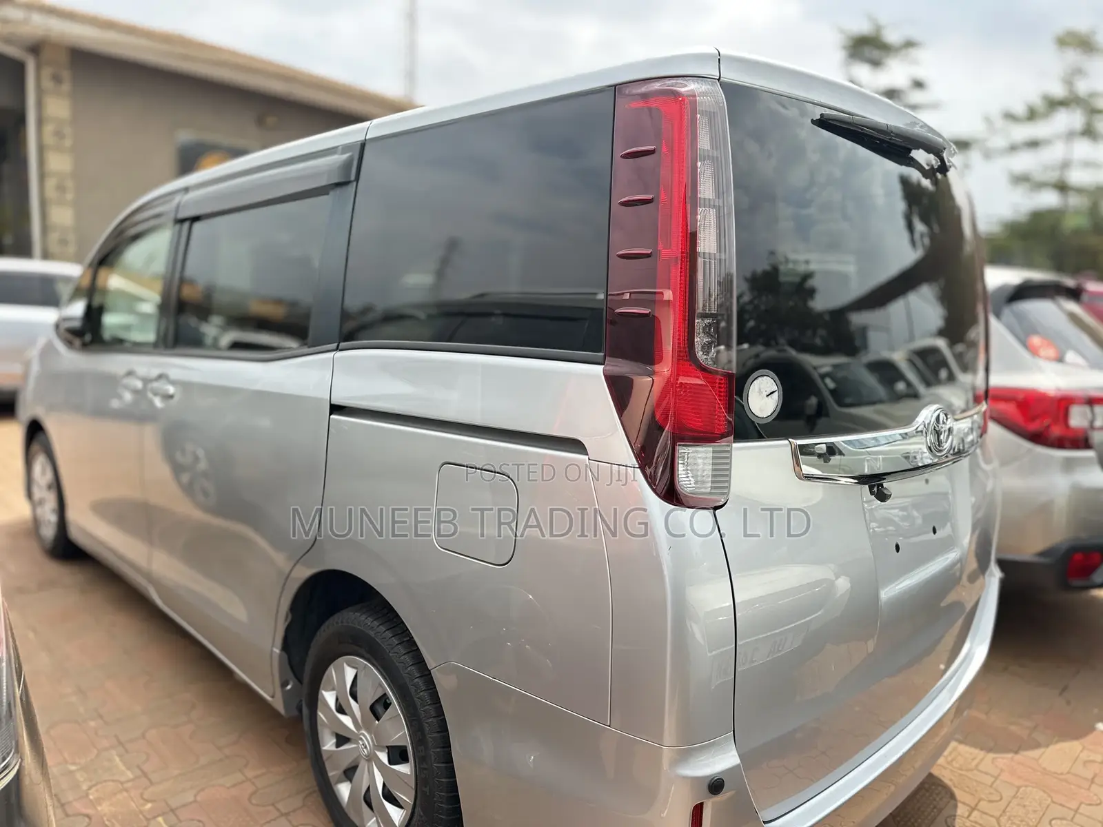 Toyota Noah 2.0 AWD (7 Seater) 2016 Silver