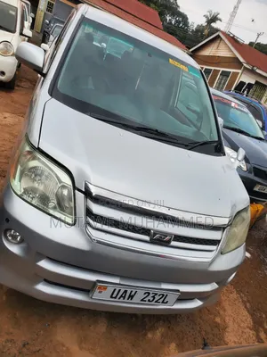 Photo - Toyota Noah 2006 Silver