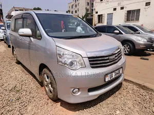 Photo - Toyota Noah 2.0 143hp FWD (8 Seater) 2010 Silver