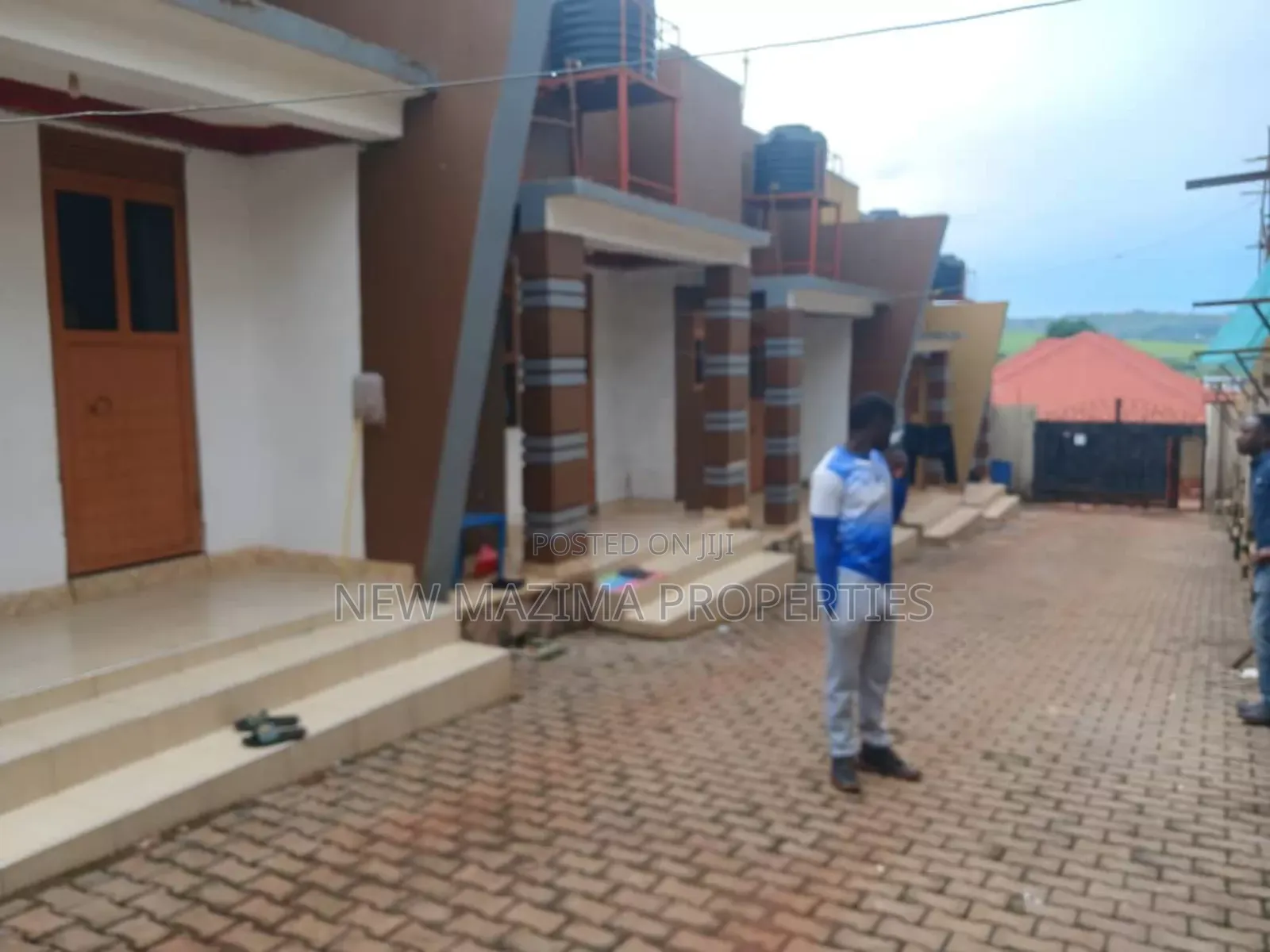 6bdrm House in Seguku Ntebe Rd, Central Division for sale