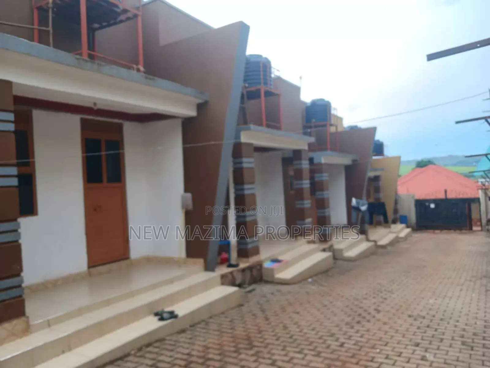 6bdrm House in Seguku Ntebe Rd, Central Division for sale