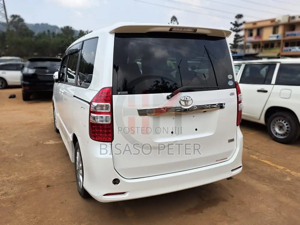 Toyota Noah 2.0 143hp AWD (7 Seater) 2012 White