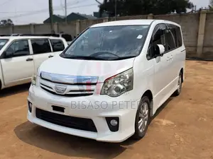 Toyota Noah 2.0 143hp AWD (7 Seater) 2012 White