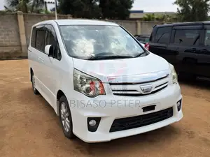 Toyota Noah 2.0 143hp AWD (7 Seater) 2012 White