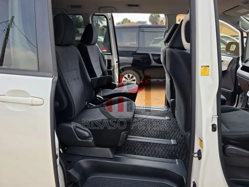Toyota Noah 2.0 143hp AWD (7 Seater) 2012 White