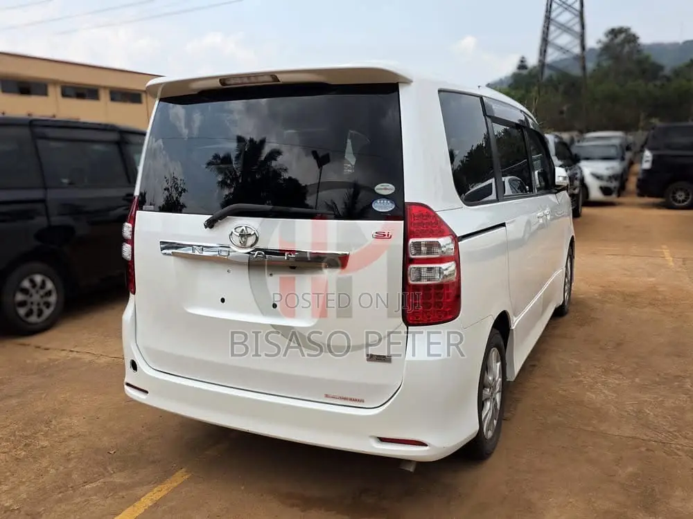 Toyota Noah 2.0 143hp AWD (7 Seater) 2012 White
