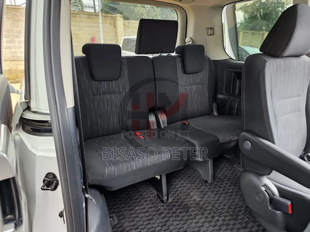 Toyota Noah 2.0 143hp AWD (7 Seater) 2012 White