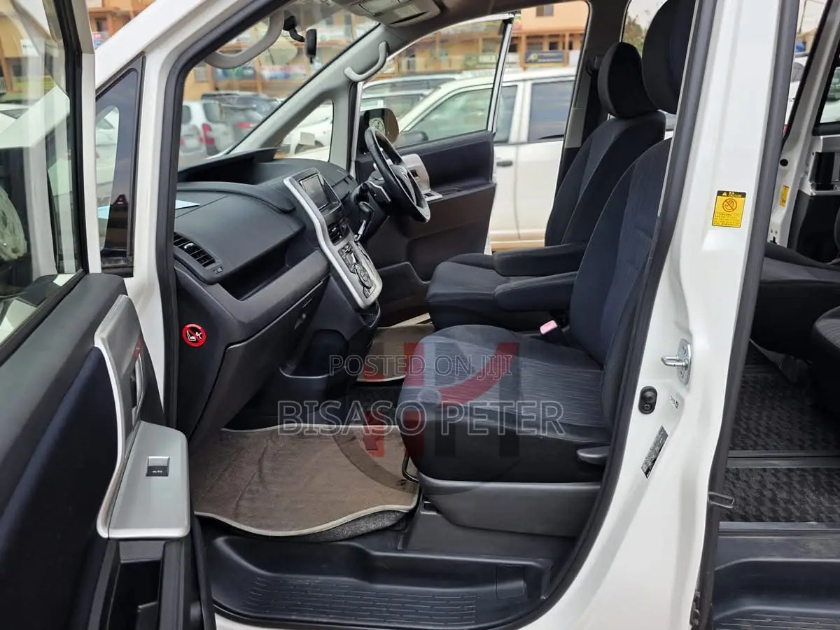 Toyota Noah 2.0 143hp AWD (7 Seater) 2012 White
