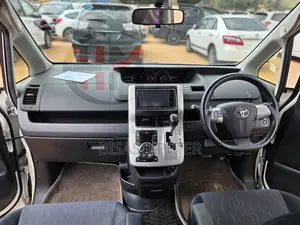 Toyota Noah 2.0 143hp AWD (7 Seater) 2012 White