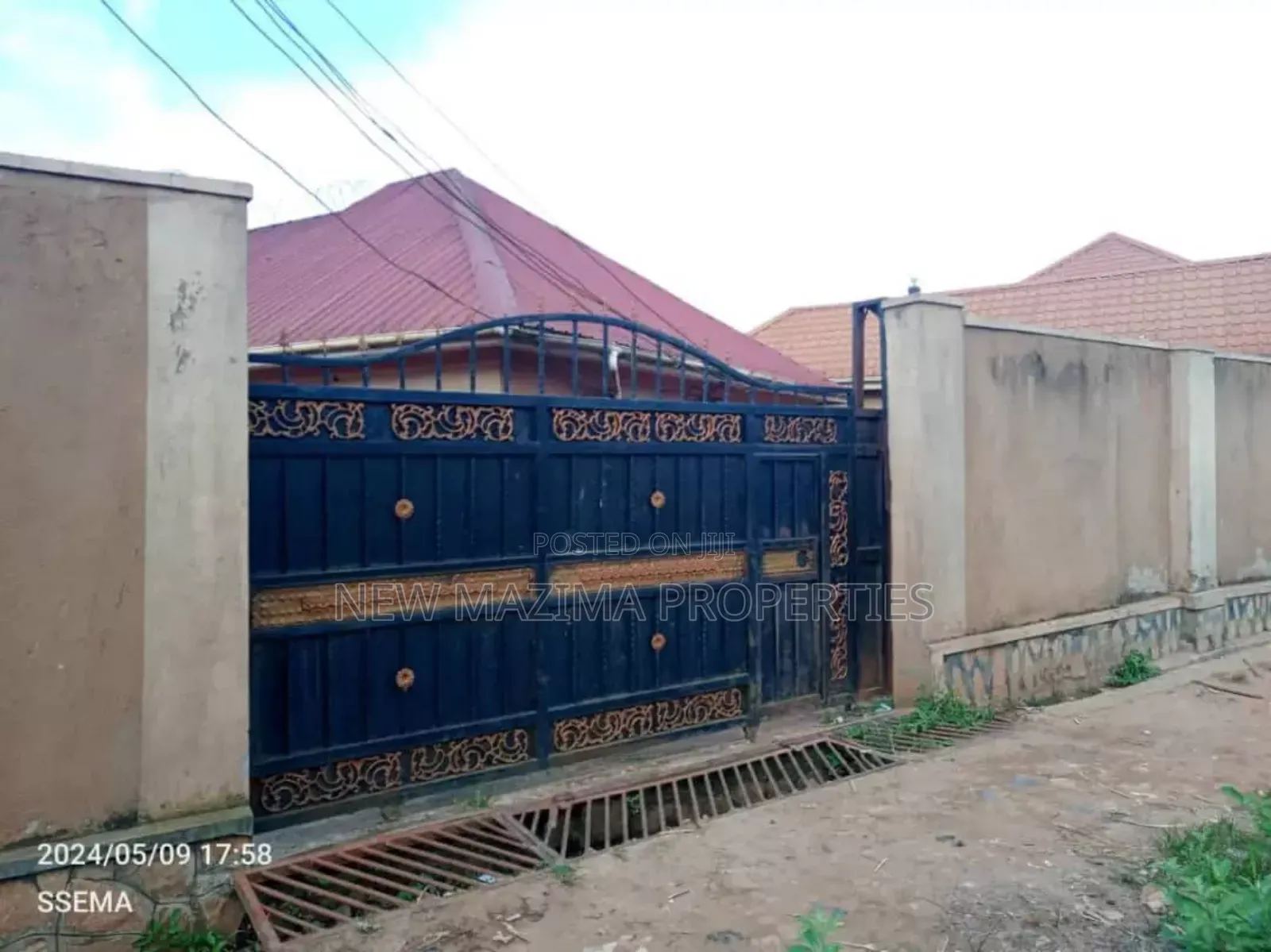6bdrm House in Bulenga Town, Central Division for sale