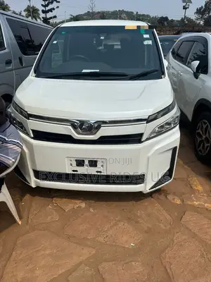 Toyota Voxy 2017 White