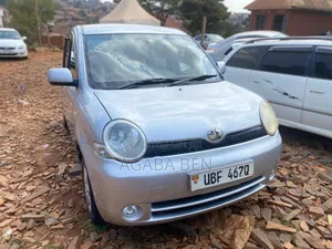 Photo - Toyota Sienta 2009 Silver