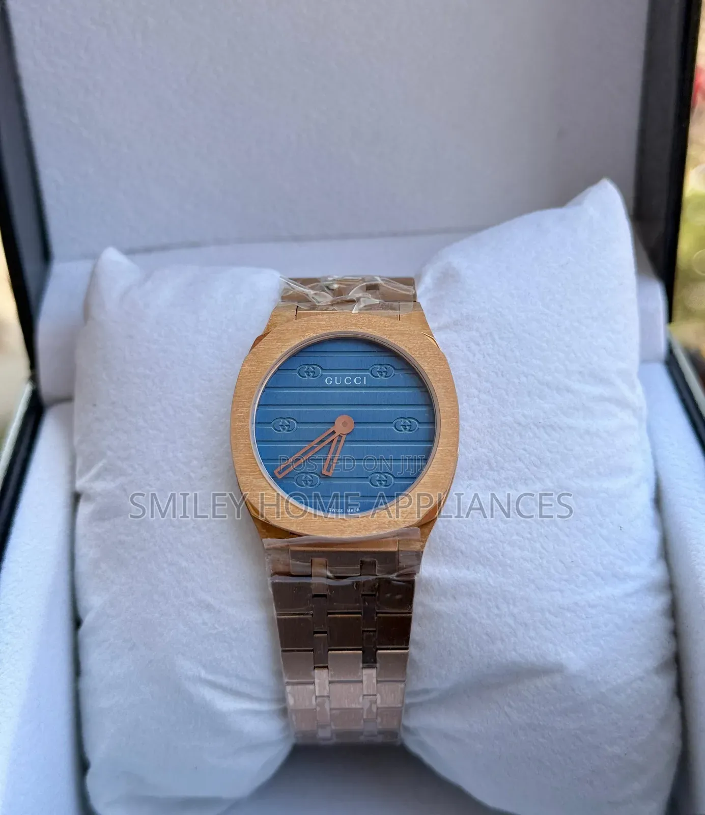 Beeyi Dodolo on Unisex Gucci Wrist Analog Time Piece