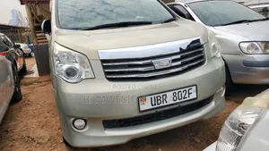 Photo - Toyota Noah 2012 Gold
