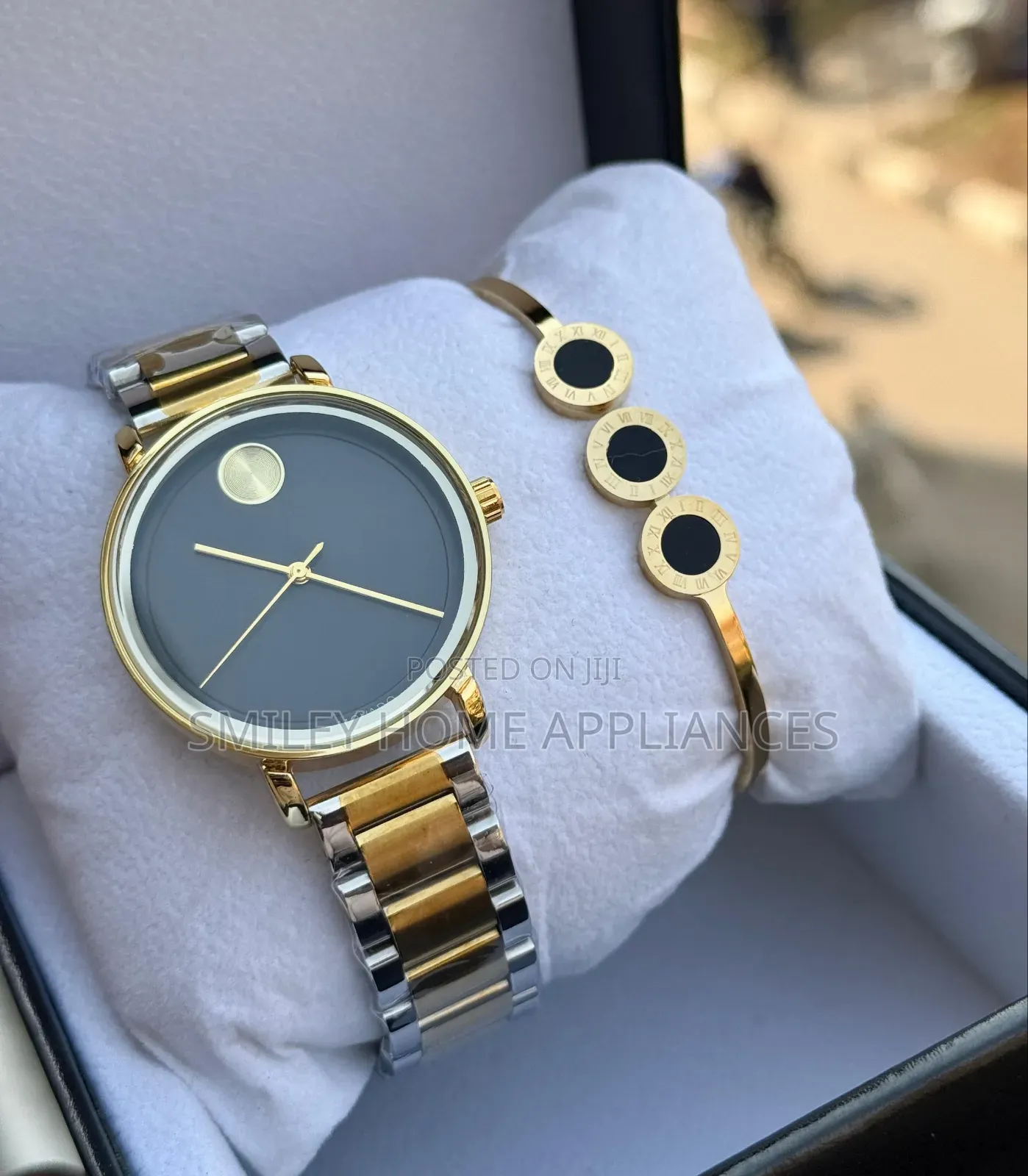 Women's Wrist Stylish Time Piece Gift Box With a Bracelet