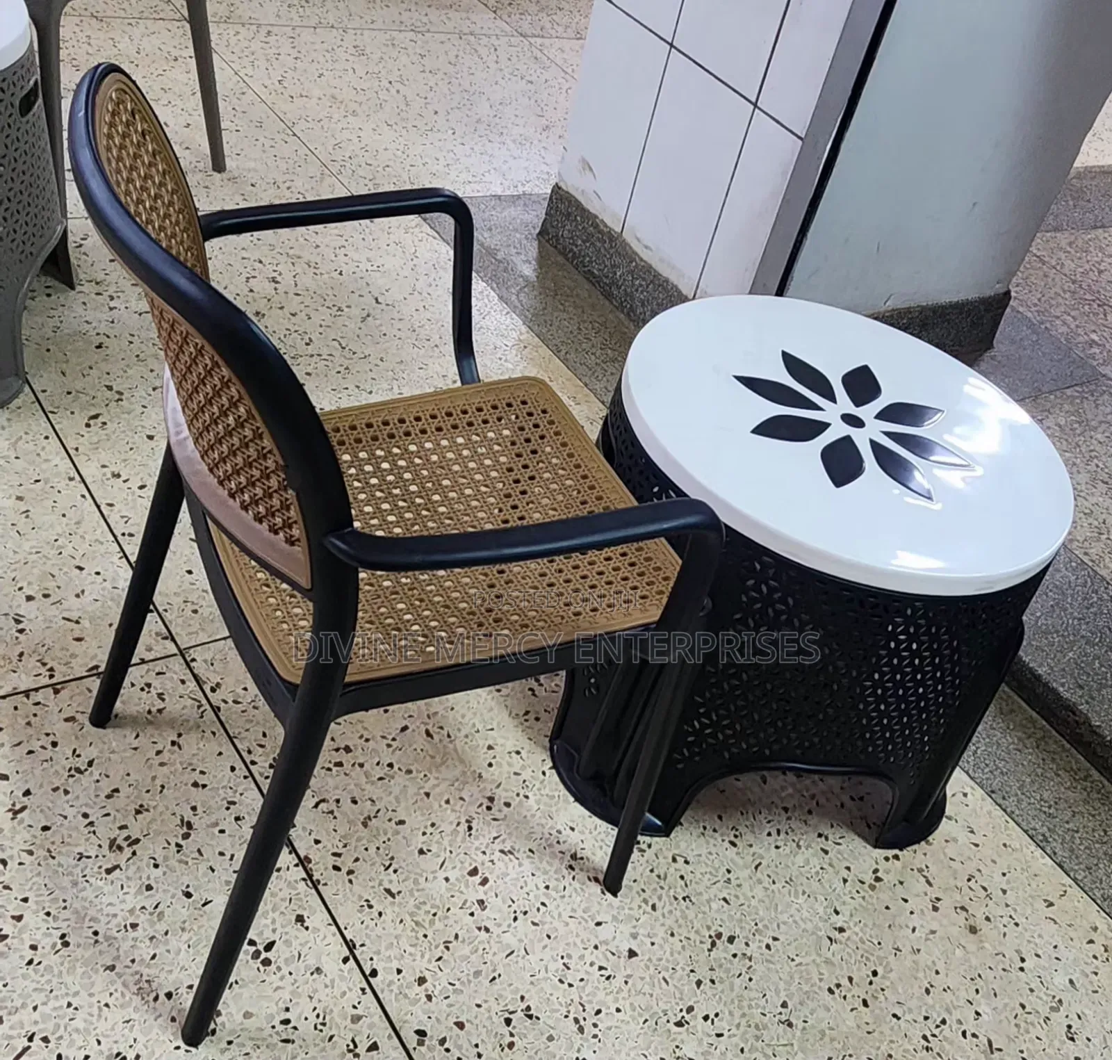 Round Table With Chair