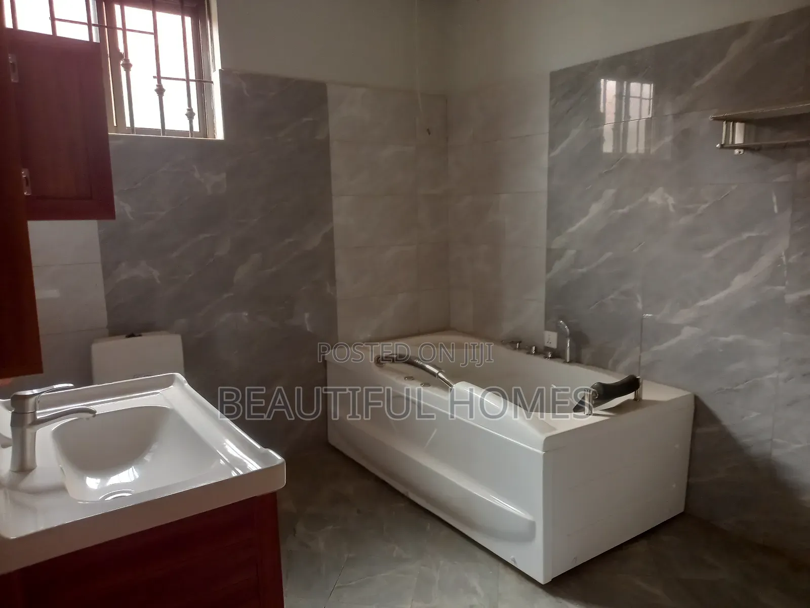 Furnished 6bdrm Mansion in Kira for sale