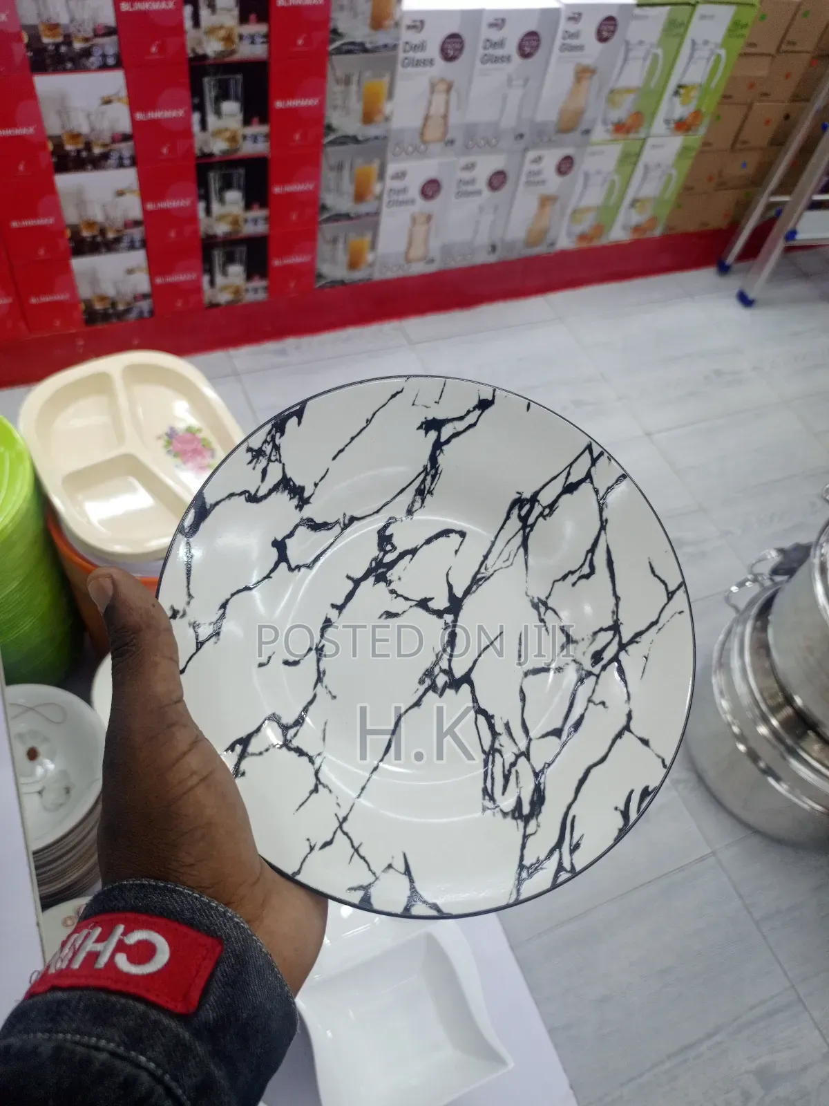 6pcs Ceramic Plate With a Black and White Marble Design.
