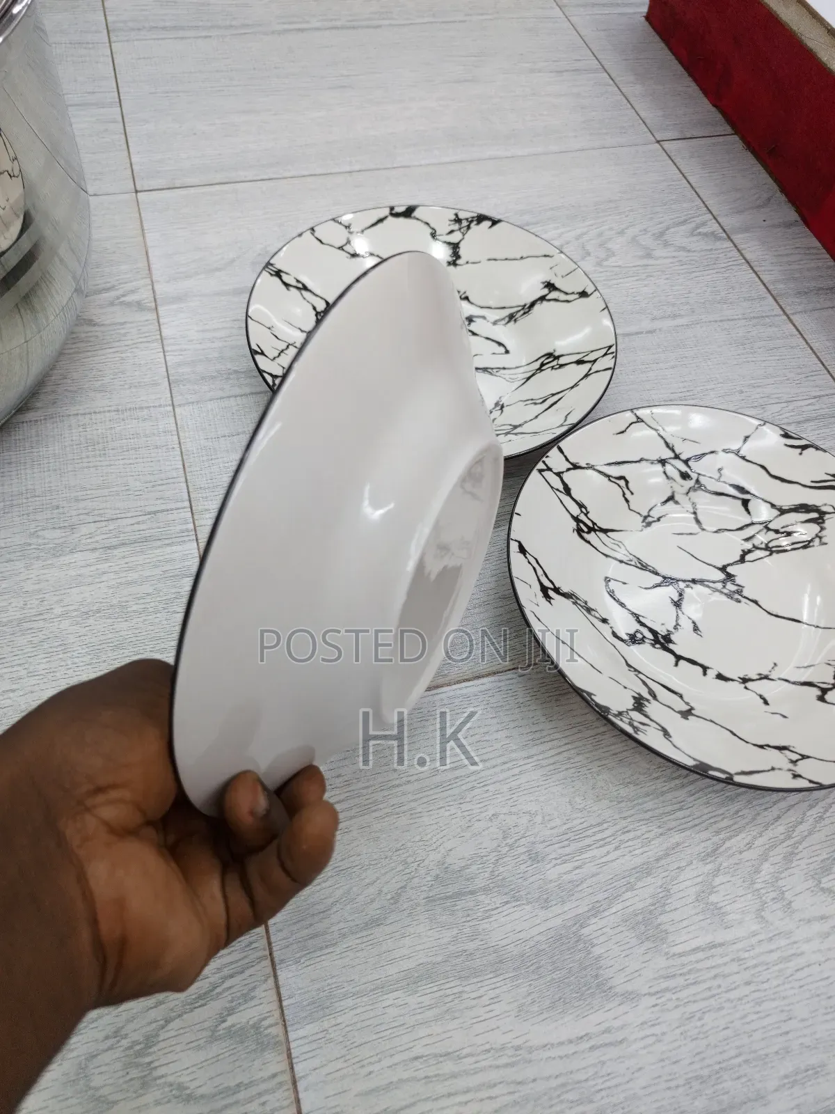6pcs Ceramic Plate With a Black and White Marble Design.