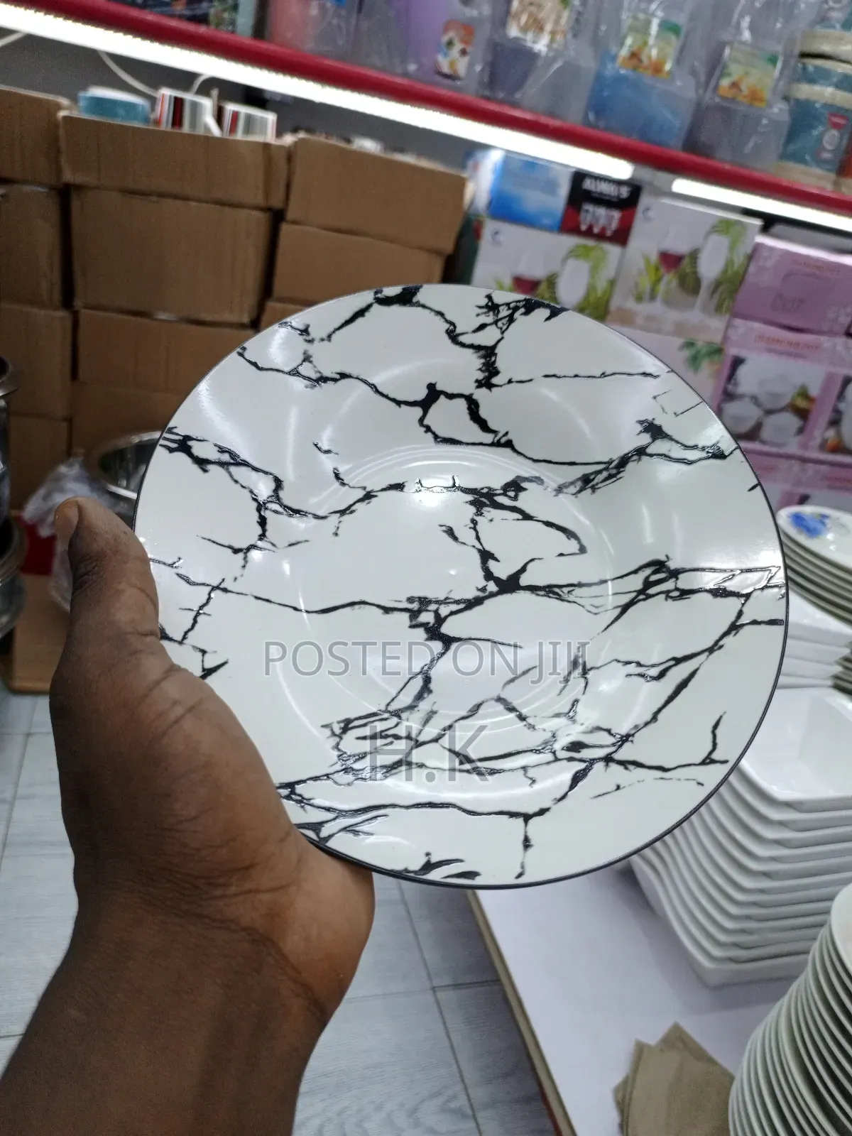 6pcs Ceramic Plate With a Black and White Marble Design.