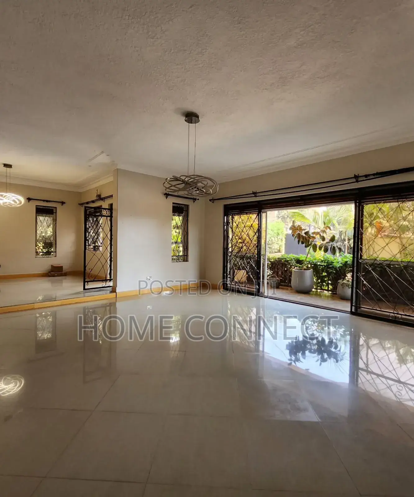 4bdrm Bungalow in Muyenga Kiwafu Road, Central Division for rent