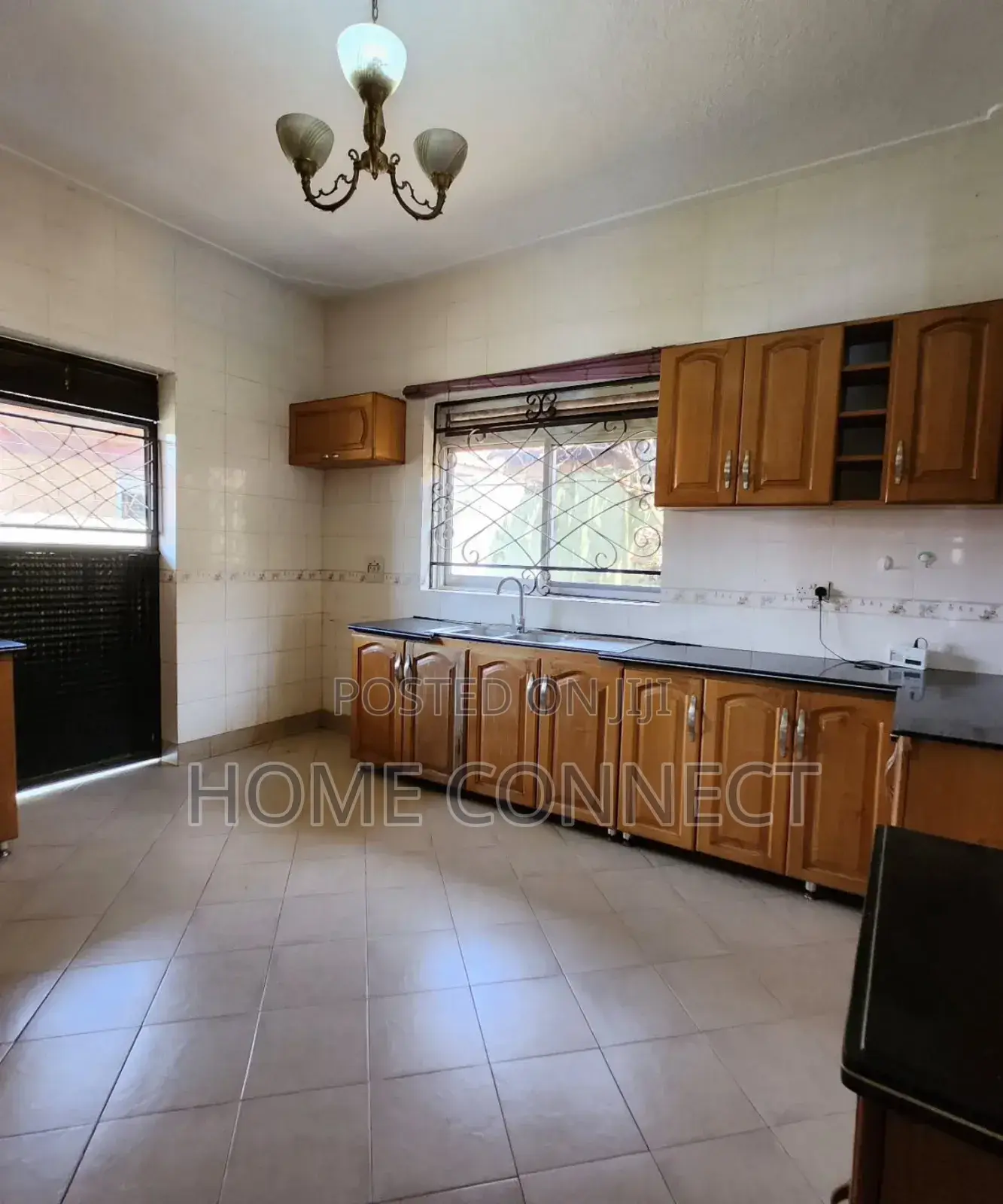 4bdrm Bungalow in Muyenga Kiwafu Road, Central Division for rent