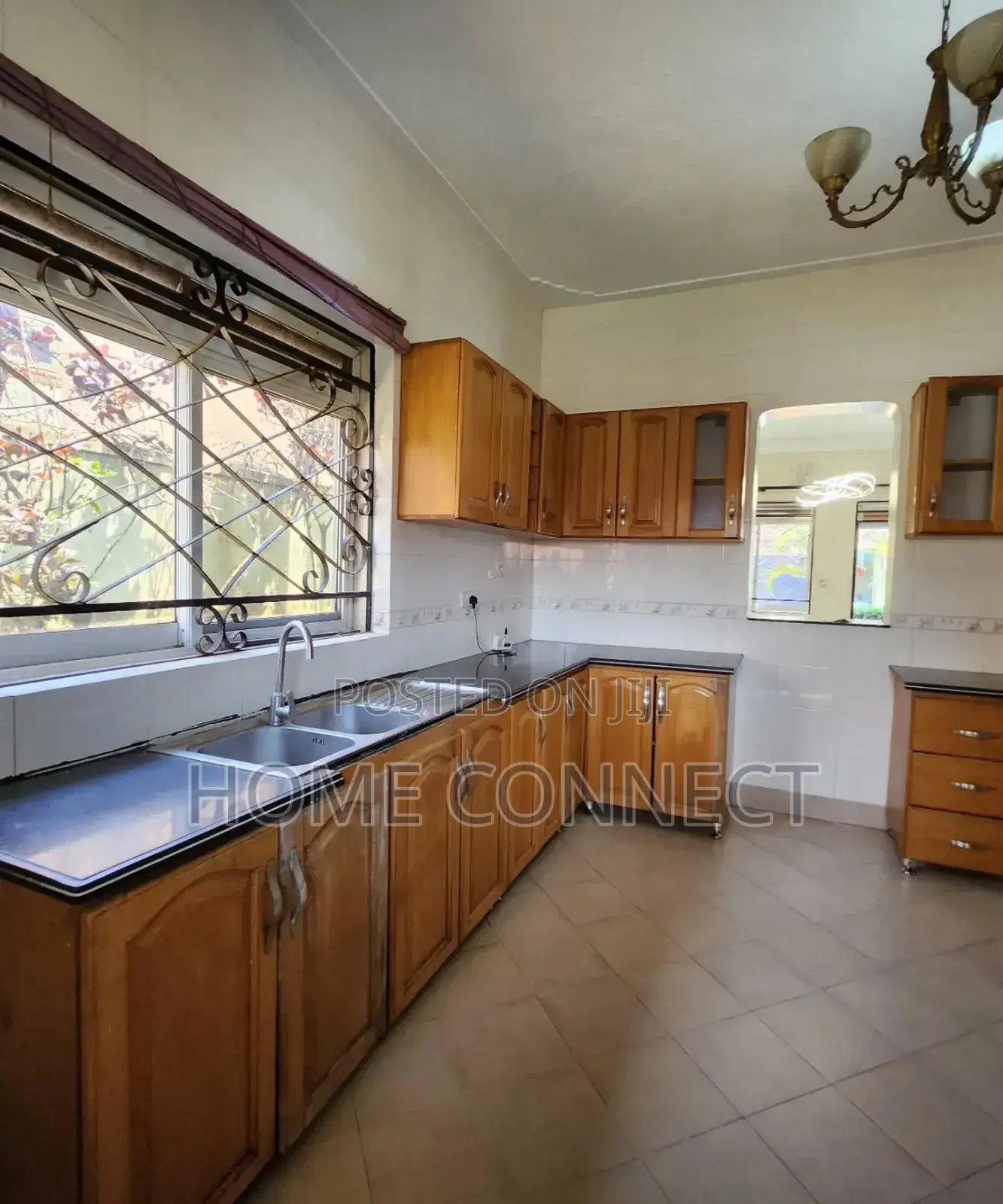 4bdrm Bungalow in Muyenga Kiwafu Road, Central Division for rent