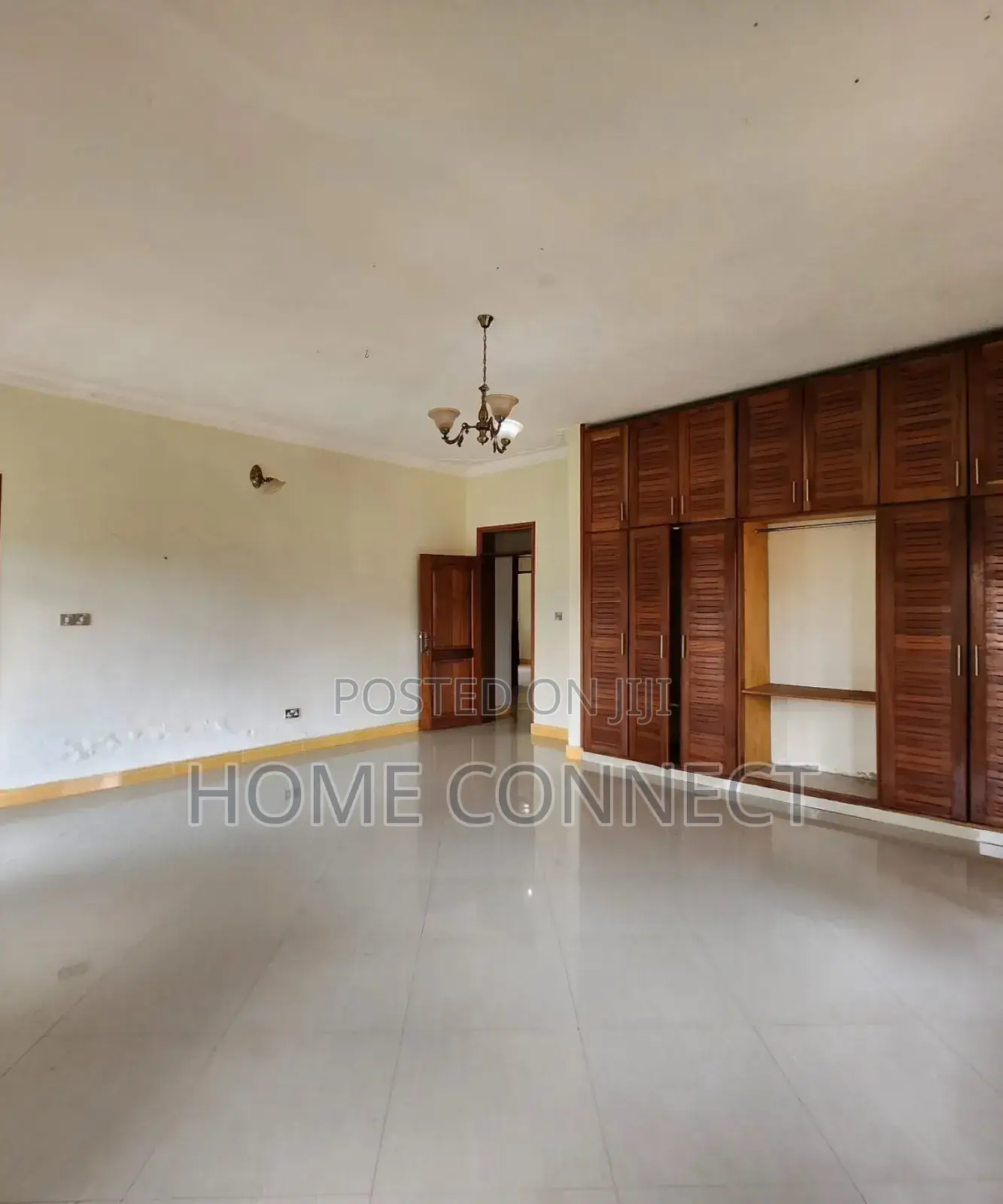 4bdrm Bungalow in Muyenga Kiwafu Road, Central Division for rent