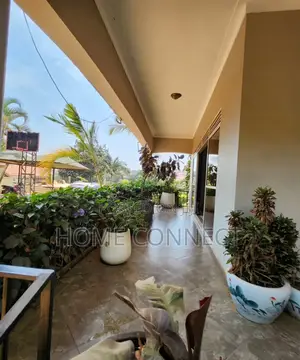 4bdrm Bungalow in Muyenga Kiwafu Road, Central Division for rent