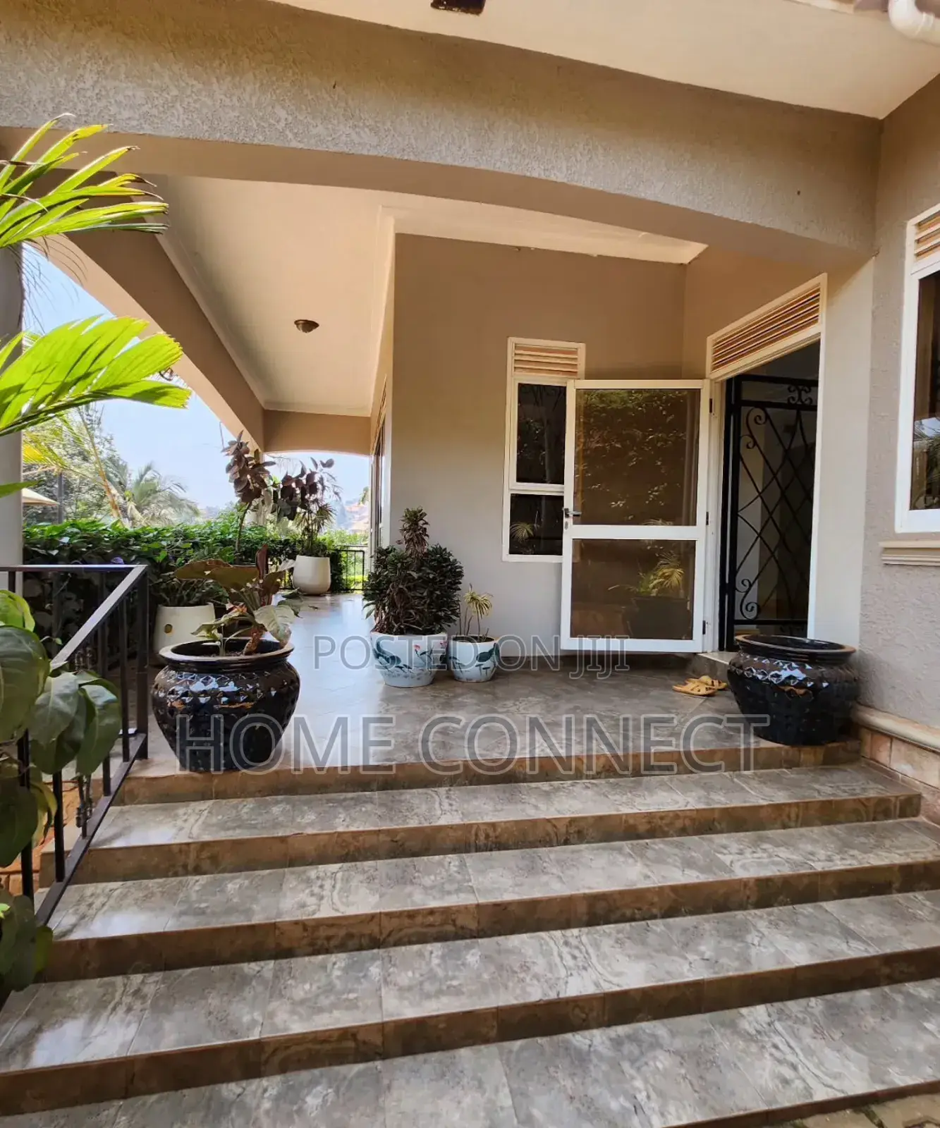 4bdrm Bungalow in Muyenga Kiwafu Road, Central Division for rent