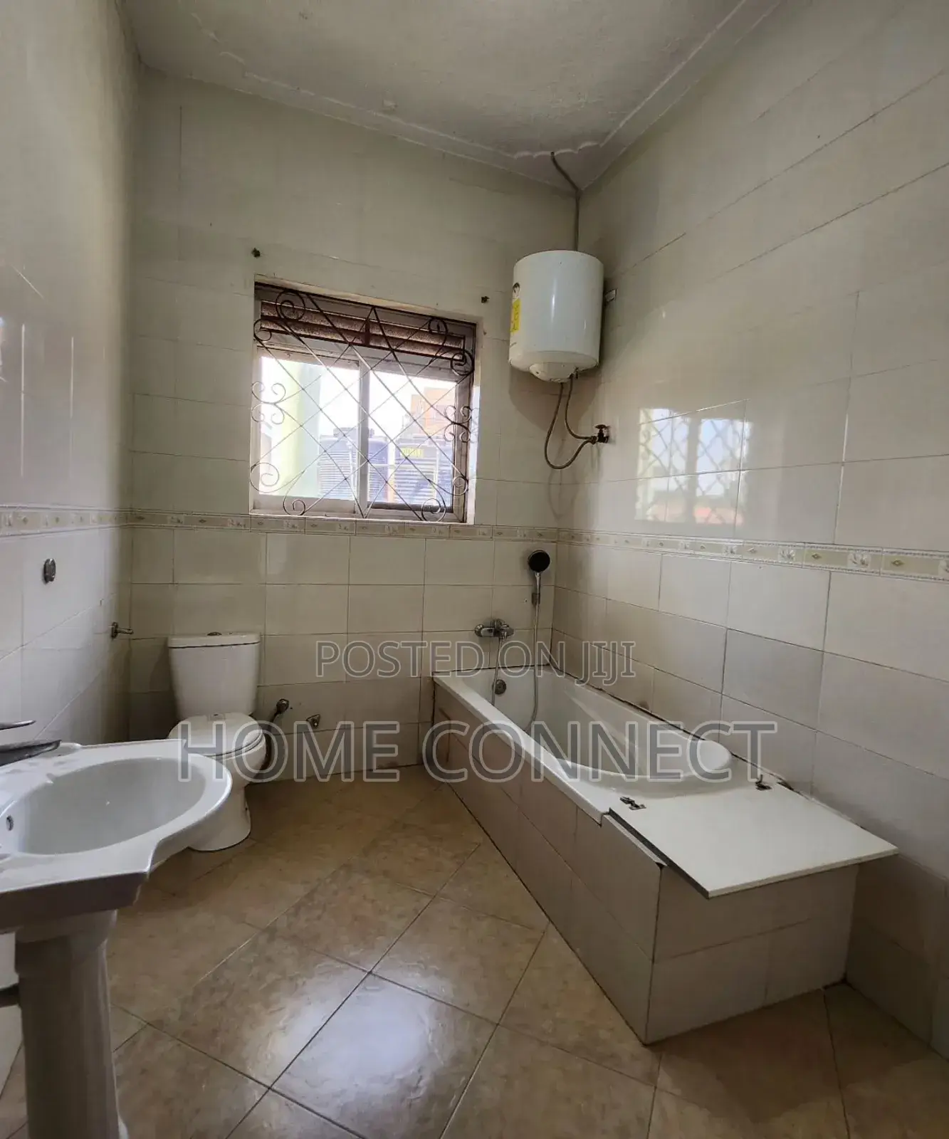 4bdrm Bungalow in Muyenga Kiwafu Road, Central Division for rent