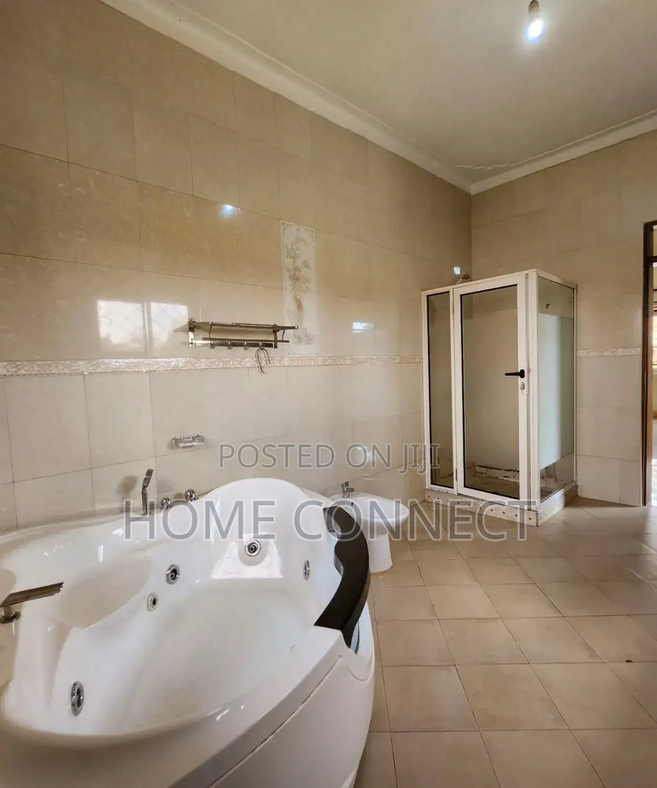 4bdrm Bungalow in Muyenga Kiwafu Road, Central Division for rent