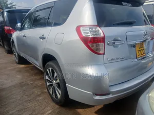 Toyota Vanguard 2010 Silver
