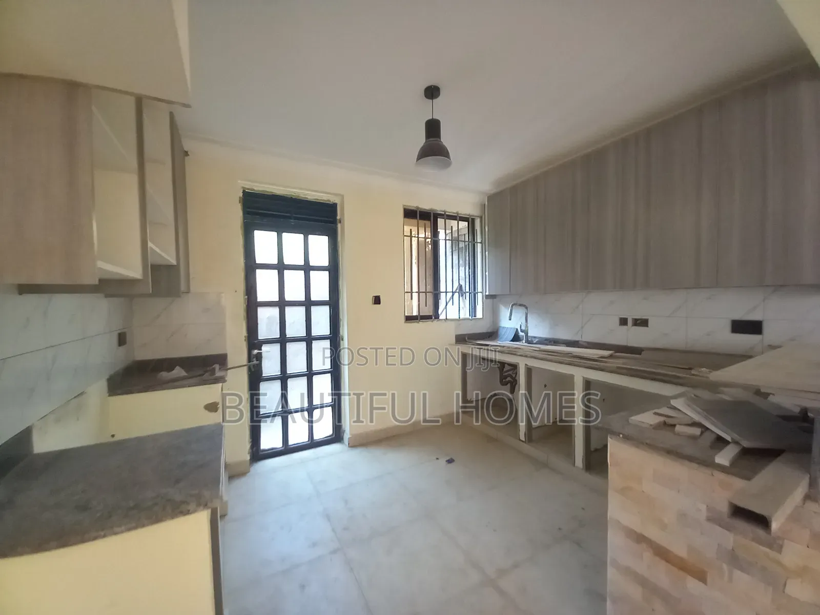 Furnished 4bdrm Villa in Kira for sale