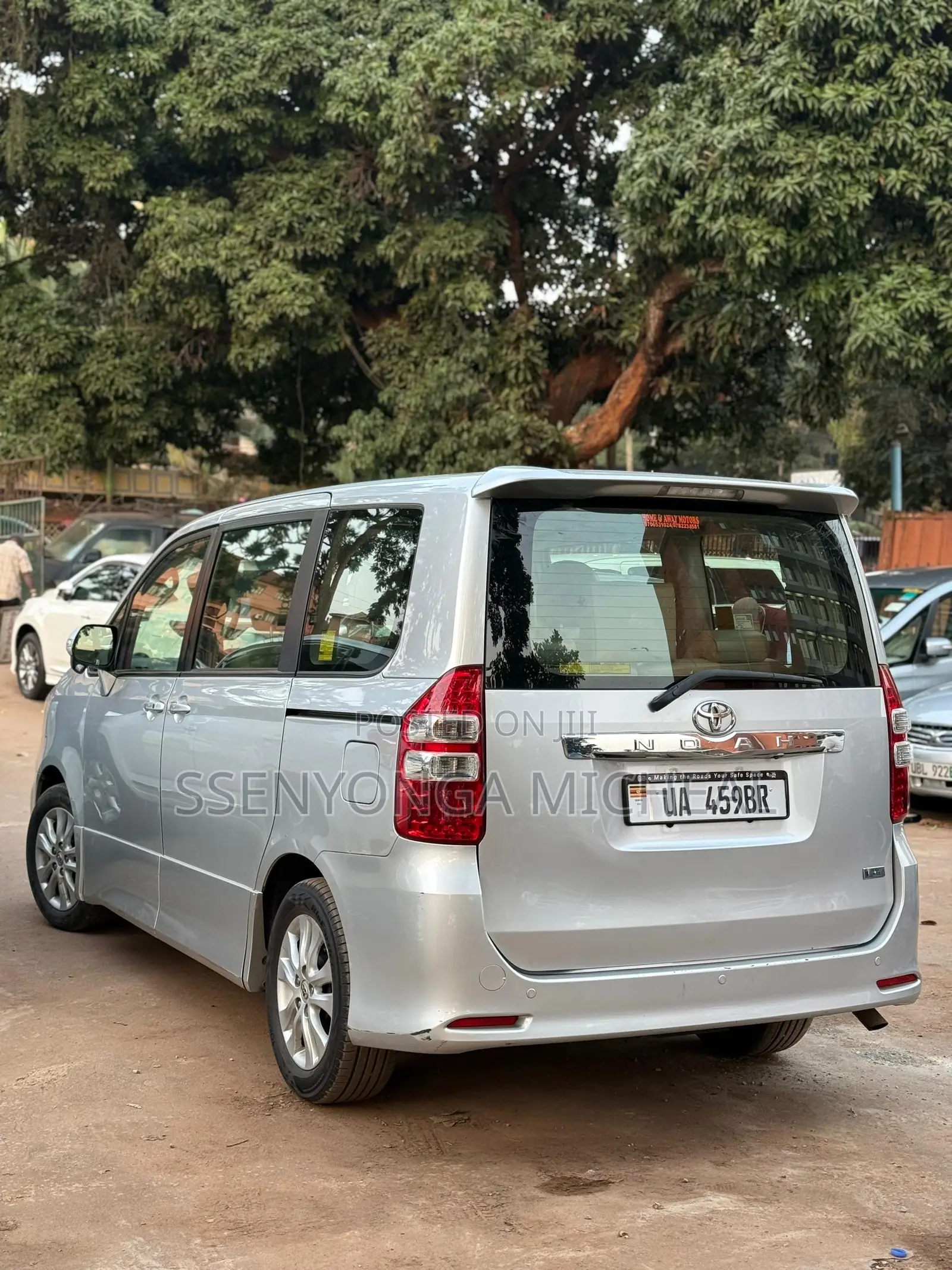 Toyota Noah 2011 Silver