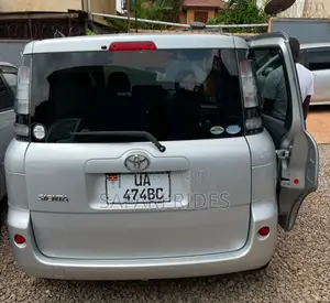 Toyota Sienta 2011 Silver