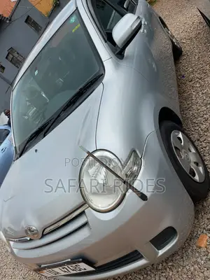 Toyota Sienta 2011 Silver