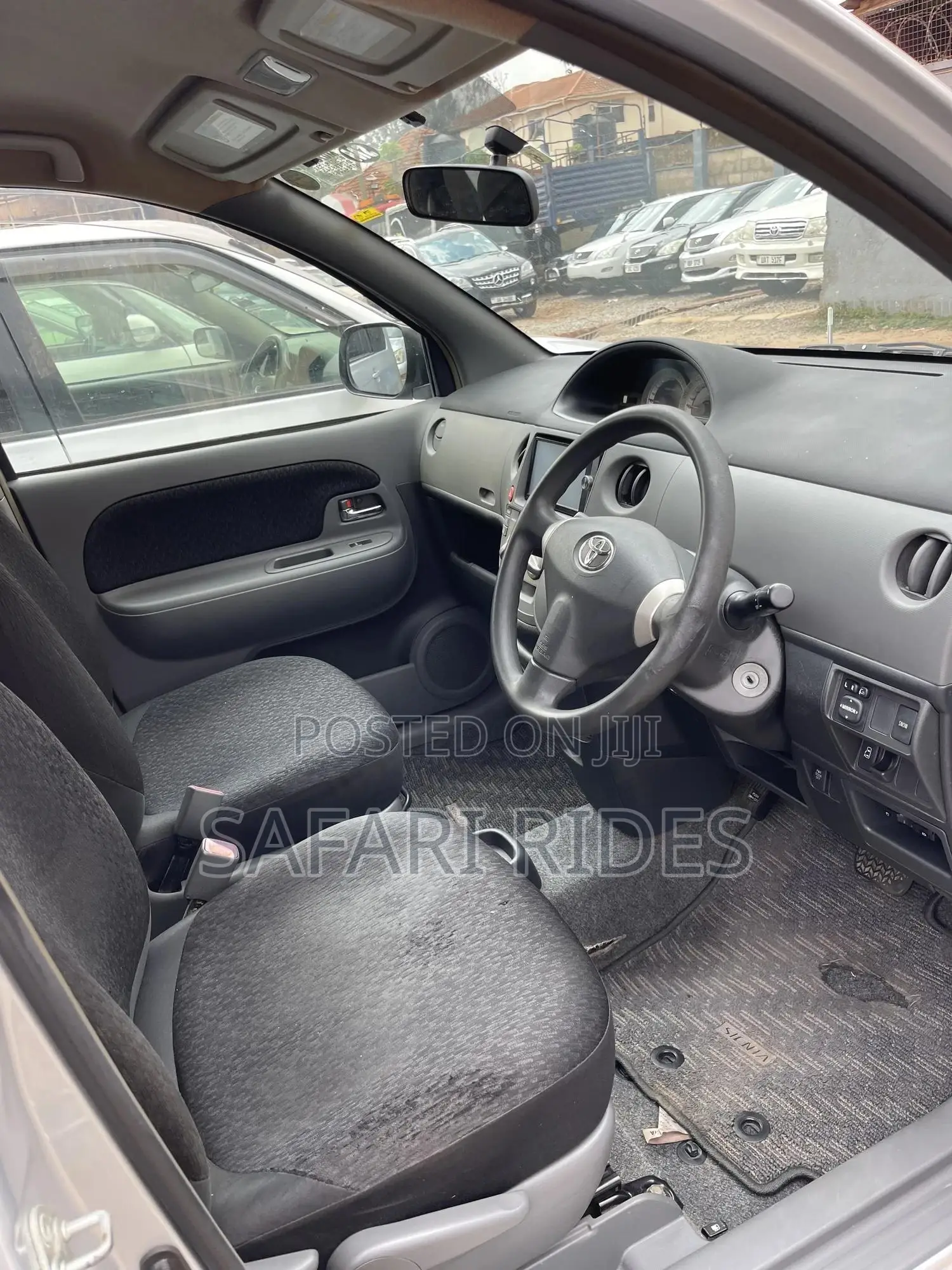 Toyota Sienta 2011 Silver