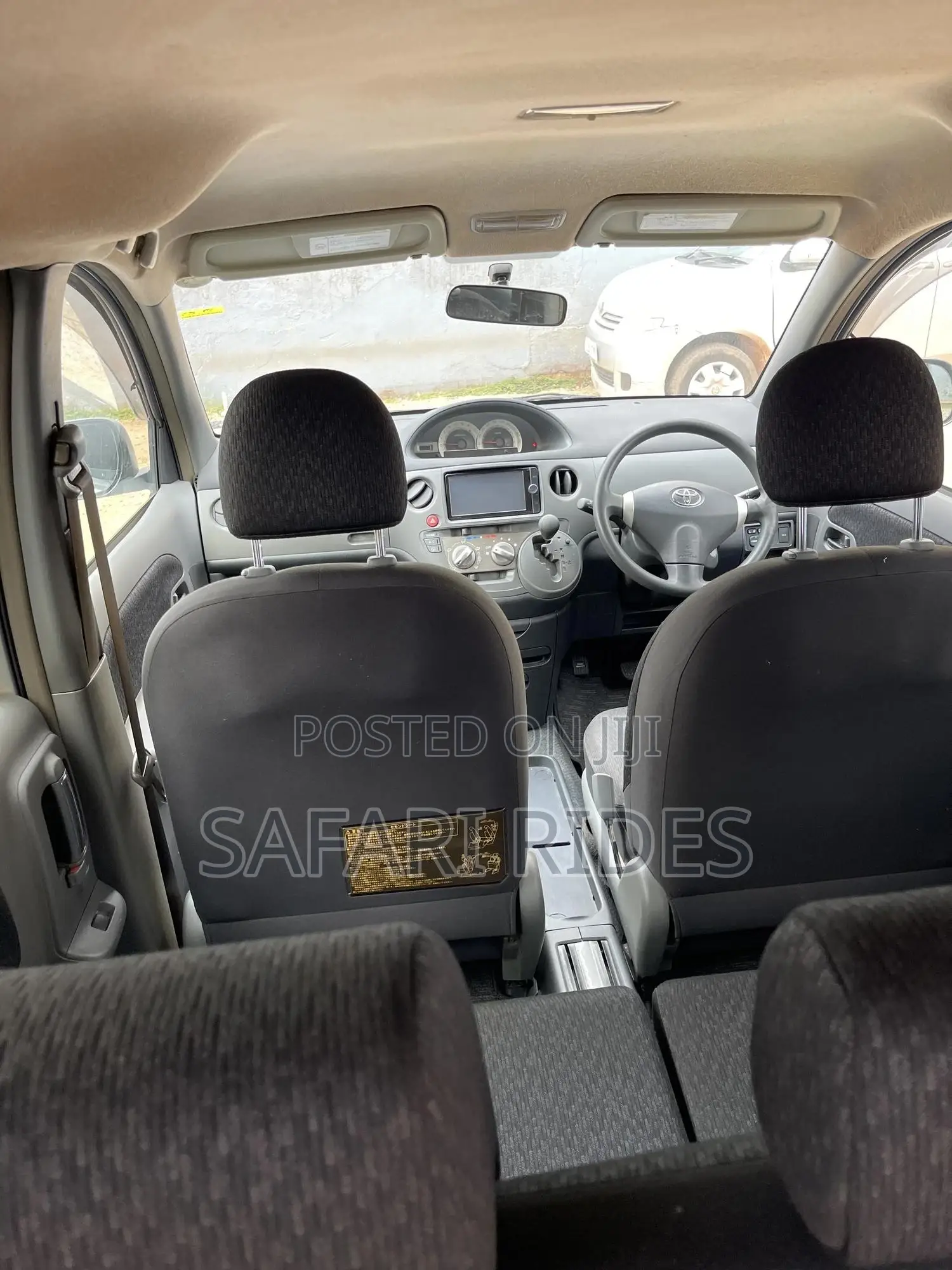 Toyota Sienta 2011 Silver